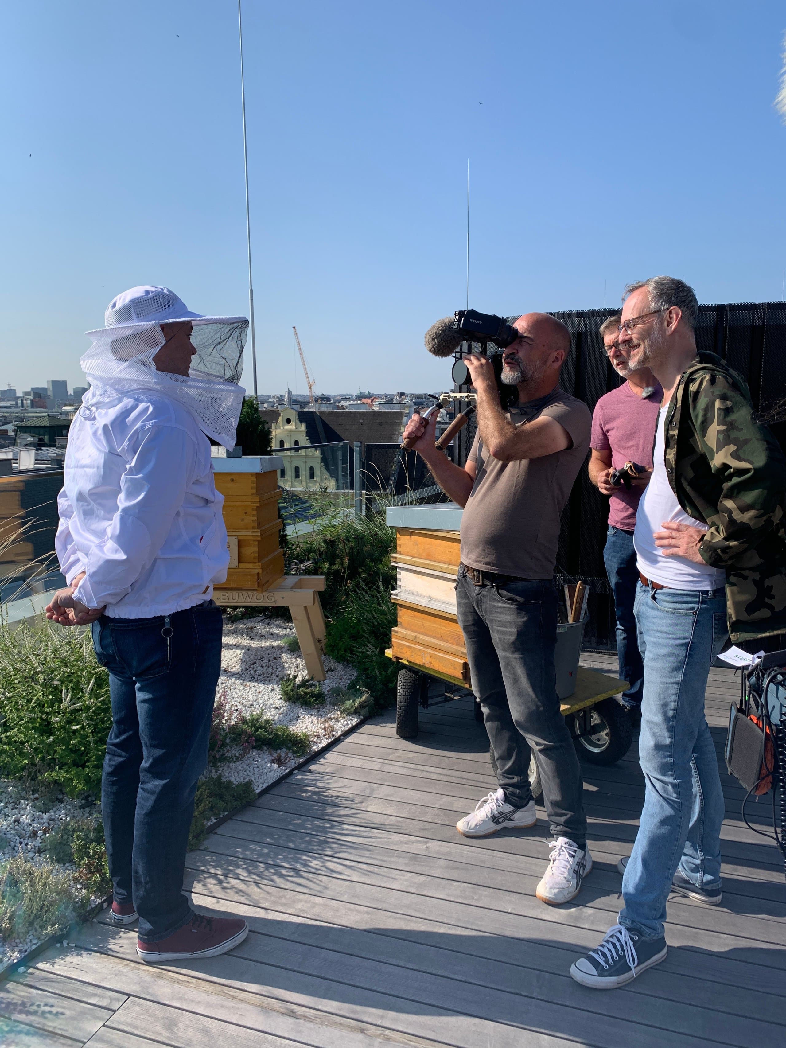 Team bei Bienenprojekt auf dem Dach